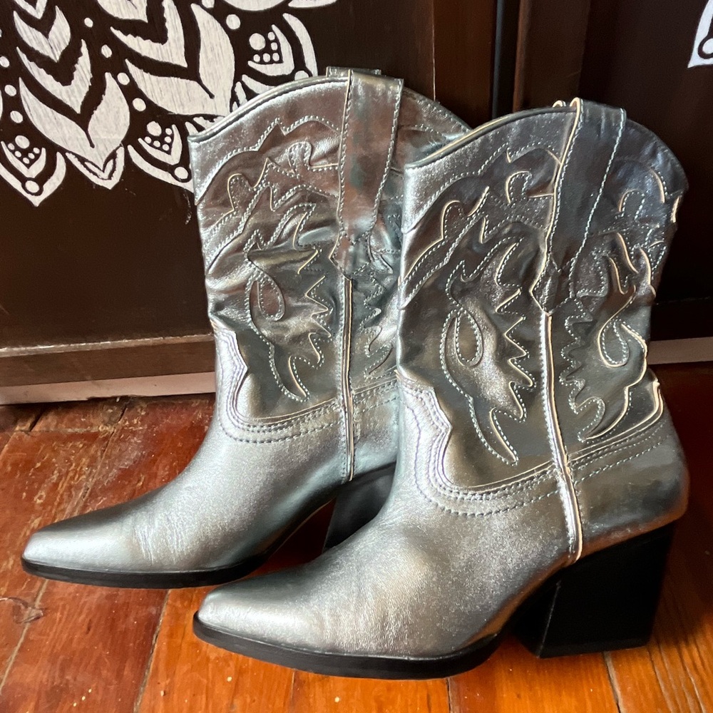 Dolce Vita Silver Leather Western Cowboy Boots. Sz 7.5